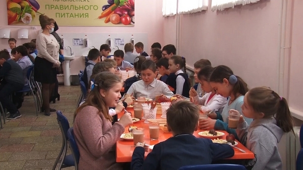 Что в тарелке у школьника?