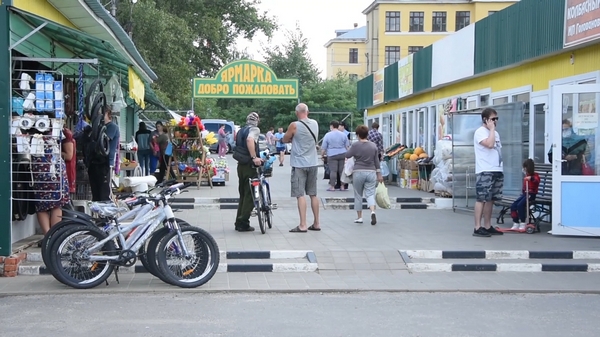 Информирует и разъясняет