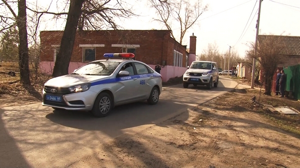 Спасатели борются как с условными возгораниями и подтоплениями, так и с реальными природными чрезвычайными происшествиями. Используют для этого авиацию, беспилотники и даже космический мониторинг. На местах развернули мобильные пункты управления, работают оперативные группы. В рамках трехдневных командно-штабных учений регионального МЧС, в Котовске отработали мероприятия по эвакуации людей при возникновении природных пожаров. С 12 апреля в Тамбовской области официально начался пожароопасный период. Подробности - в нашем сюжете. -Внимание! Проводится эвакуация, просьбы выйти из домов! Частные домовладения в районе улицы Железнодорожной  оказались под угрозой. Лесной массив в нескольких метрах от них охвачен огнем. Сильный ветер только увеличивает угрозу. Требуется экстренная эвакуация населения. Такова легенда командно-штабных учений сотрудников МЧС.  Алексей Богданов, начальник территориального отделения надзорной деятельности и профилактической работы по г. Котовску : «Наша задача, как органов надзорной деятельности - провести экстренную эвакуацию людей из домов, которые подвержены распространению лесного пожара». Жители  проинструктированы, без паники заходят в автобус. Пострадавших и жертв чрезвычайного происшествия удалось избежать. Эвакуация проходит успешно. Предотвратить и обезвредить - главная задача учений.  Алексей Богданов, начальник территориального отделения надзорной деятельности и профилактической работы по г. Котовску : «Наша задача - не допустить таких серьезных случаев и загораний вообще. Чтобы люди были внимательны.  Со стихией очень сложно бороться». Практические действия по ликвидации природных пожаров и последствий половодья проводились в течение трех дней во всех регионах страны. Подвижной пункт управления регионального МЧС в финальный день разместился на площадке у Лакокрасочного завода. Итоги будут подведены в ближайшее время. Актуальность учений трудно переоценить. Постановлением губернатора в Тамбовской области с 12 апреля начался пожароопасный период. Сейчас важно продолжать работу с населением по недопустимости неконтролируемого пала травы. На сегодня в Котовске уже фиксируются случаи возгорания сухой растительности. Алексей Богданов, начальник территориального отделения надзорной деятельности и профилактической работы по г. Котовску :  «На данный момент зафиксированы 3 случая выжигания сухой растительности . Будет проведено административное расследование, приняты меры административного воздействия. В такое время, в ветреную погоду, убирать мусор, сжигать его запрещено. Новыми правилами противопожарного режима, которые введены в действие с 16 сентября 2020 года. Принимать все меры предосторожности. Проявлять бдительность. Если видите дым, загорание - сообщать». В ближайшие дни синоптики обещают дождливую погоду. Однако впереди летний период. Каким будет сезон - покажет время, спасатели готовятся к любым развитиям событий. К бдительности призывают и жителей. Оксана Леонова, Игорь Шмырев, Котовские новости.