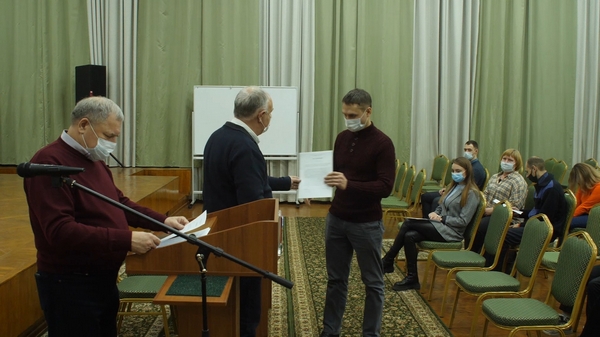 Долгожданный подарок – из рук главы. 