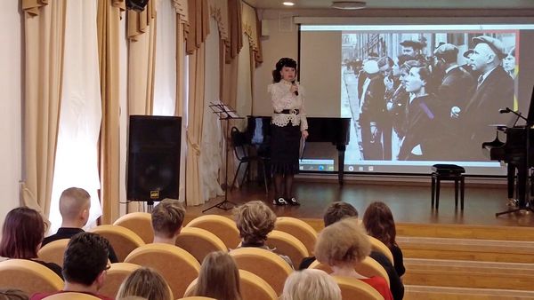 «Поклонимся великим тем годам»