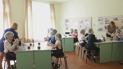 Пасхальный кулич - своими руками. Первоклассники школы №3 постигают азы работы с тестом - в рамках дополнительной развивающей программы  