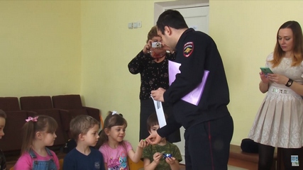 Уроки для дошколят. Полицейские рассказывают воспитанникам детских садов о правилах дорожного движения. Ребятам подготовительной группы д/с №8 подарили фликеры