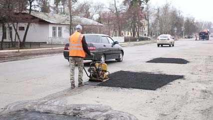 К ремонту 3000 квадратных метров выбоин уже приступили дорожные службы