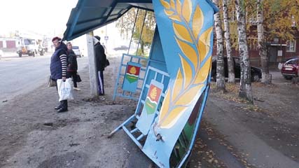 Котовске водитель протаранил автобусную остановку на улице Гаврилова