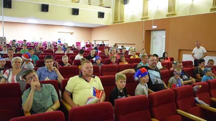 Котовские болельщики пришли на очередную трансляцию игры сборной России с Уругваем во Дворец культуры