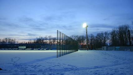 На городском стадионе установлены два световых прожектора