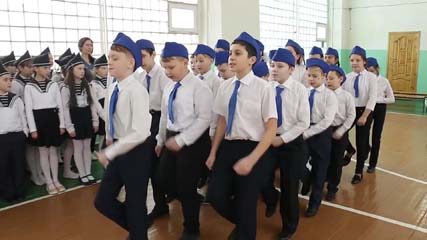 «Служу Отечеству». В средней общеобразовательной школе День защитника Отечества отметили строем и песнями 
