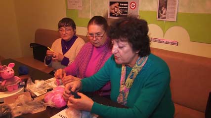 Связанные одной целью. Волшебный крючок: теплотою рук из петелек друг