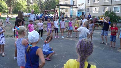Ура, каникулы! Во дворе одного из домов товарищества собственников жилья  «Уют» прошёл яркий детский праздник 