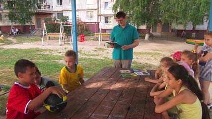 Во дворе дома №28а по ул. Посконкина для ребят прошла литературная игра