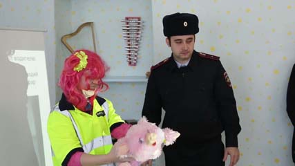 «Засветись» на дороге. Сотрудники госавтоинспекции провели акцию в детском саду "Сказка"и раздали светоотражающие фликеры 