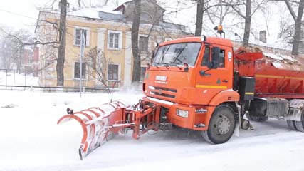 Зима не спешит уступать права весне, коммунальные службы города работают в усиленном режиме